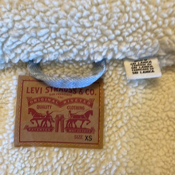 Levi's Original Sherpa Trucker Jacket in light wash - Picture 9 of 15
